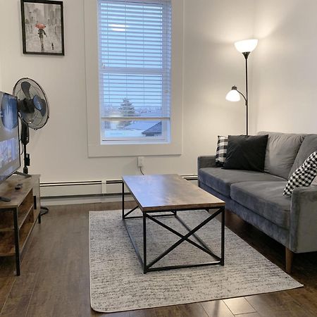 Gorgeous 1-Bedroom Condo Location Wifi Moose Jaw Exteriör bild